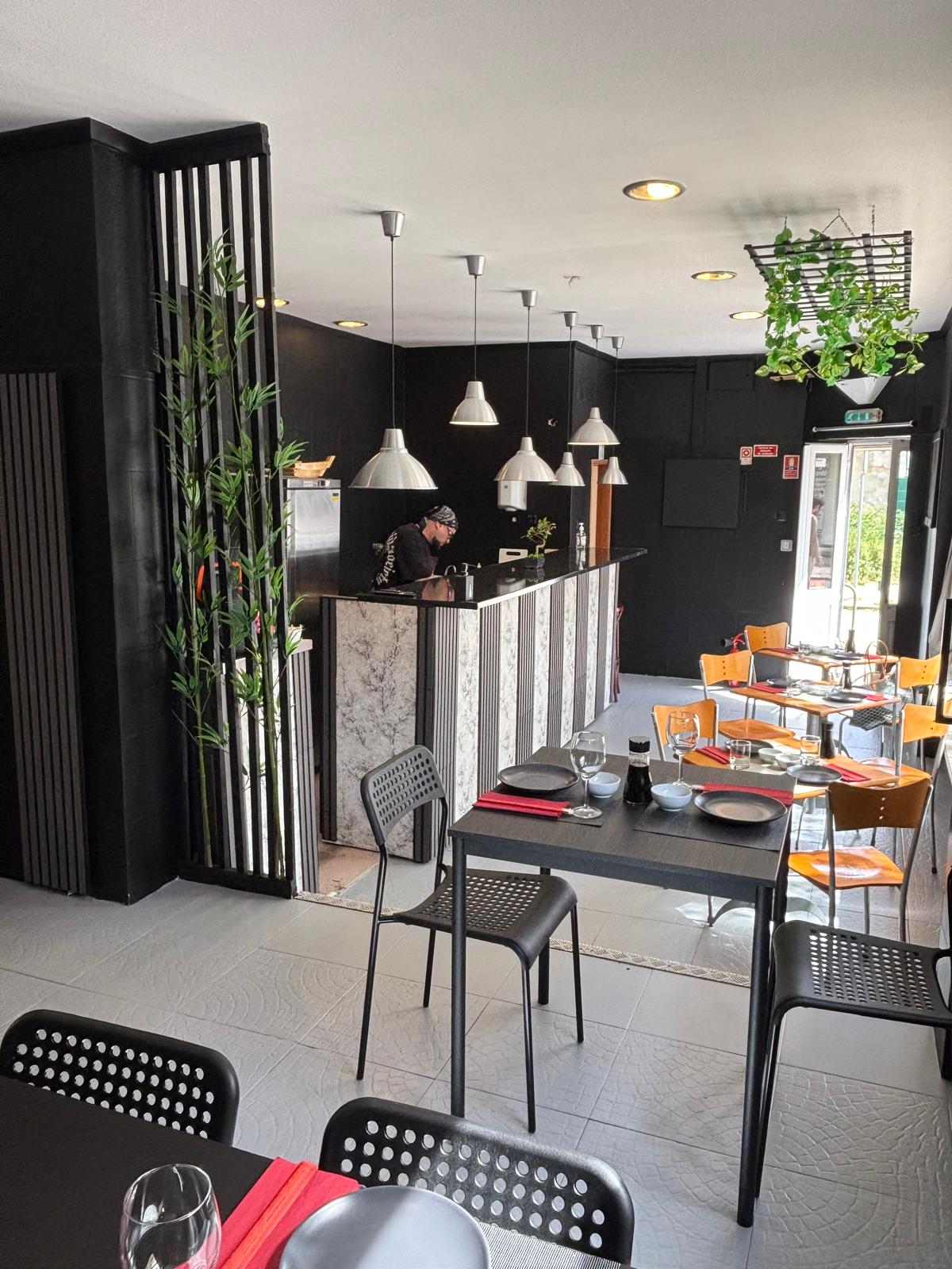 Interior do Mariaki Sushi — o nosso chef ao balcão
