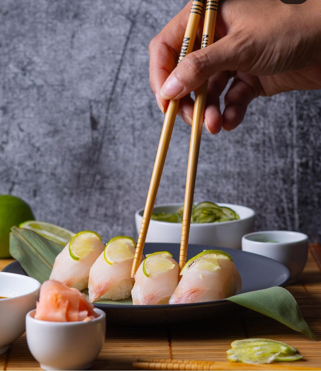 Niguiri Peixe Branco com Hashis